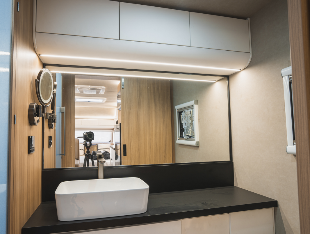 Black Series HQ19 white bathroom storage cabinet