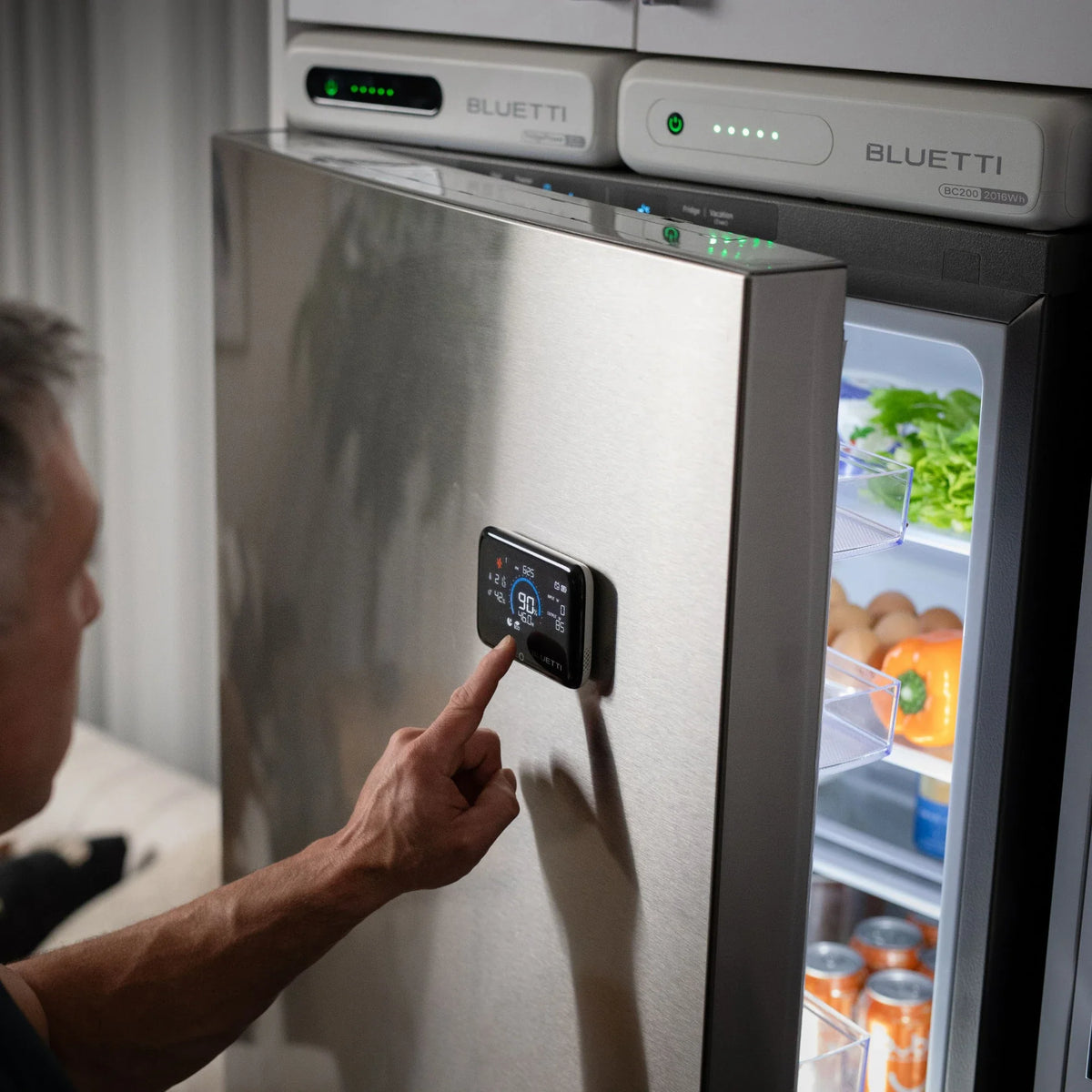 BLUETTI FridgePower backup unit with Display 1 status monitor