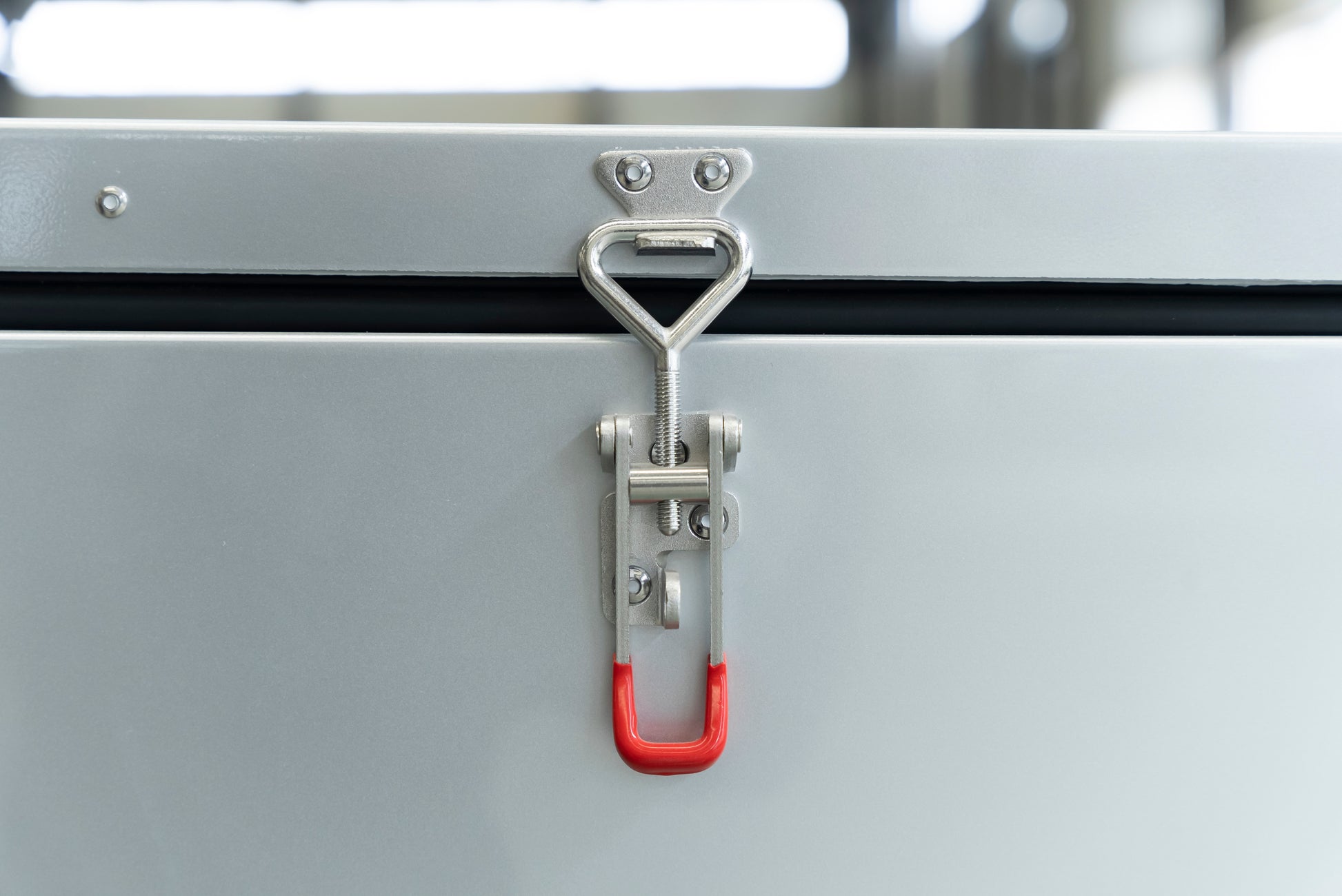 Latch for top door in Dominator w/ red rubber - Dominator / HQ12