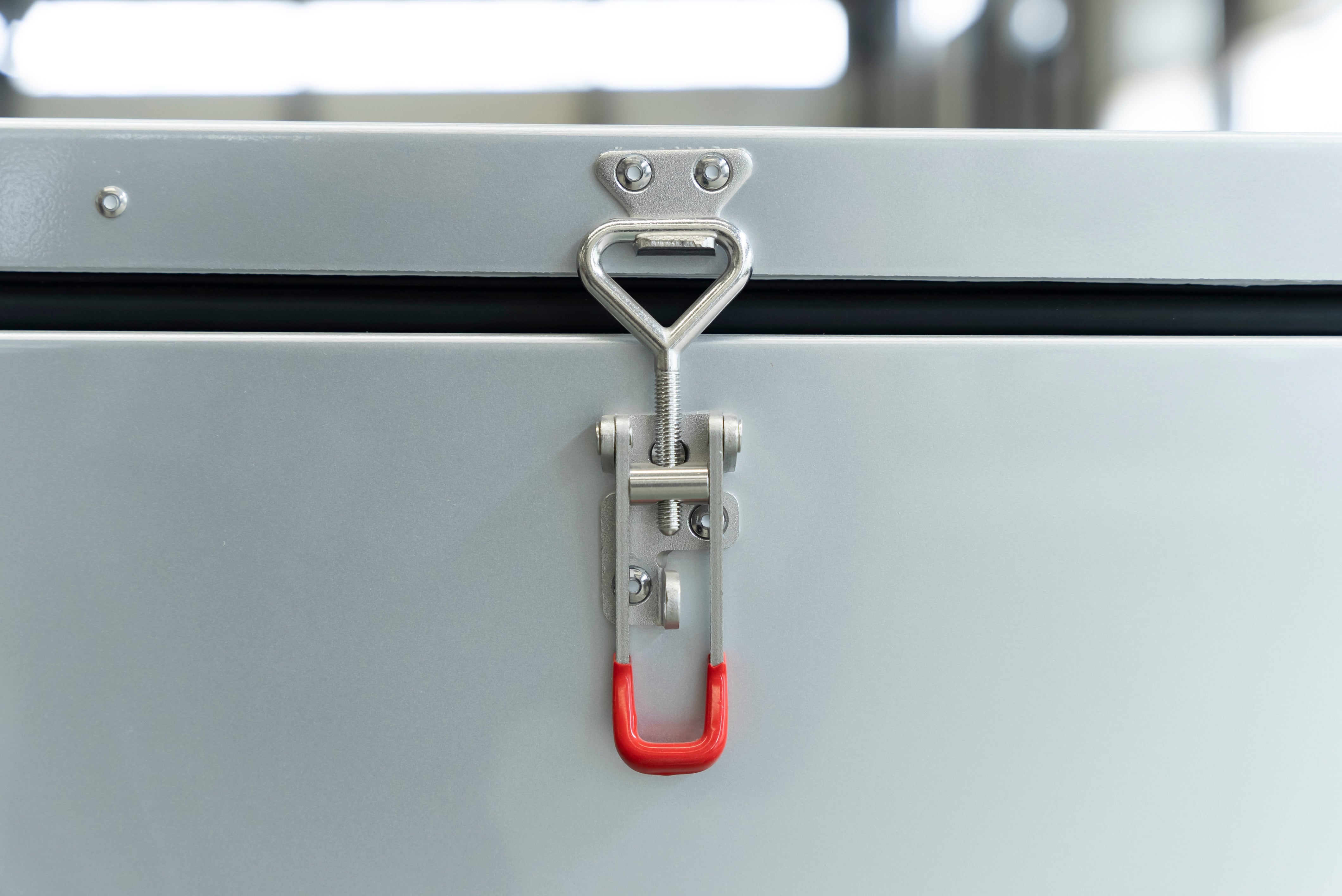 Latch for top door in Dominator w/ red rubber - Dominator / HQ12