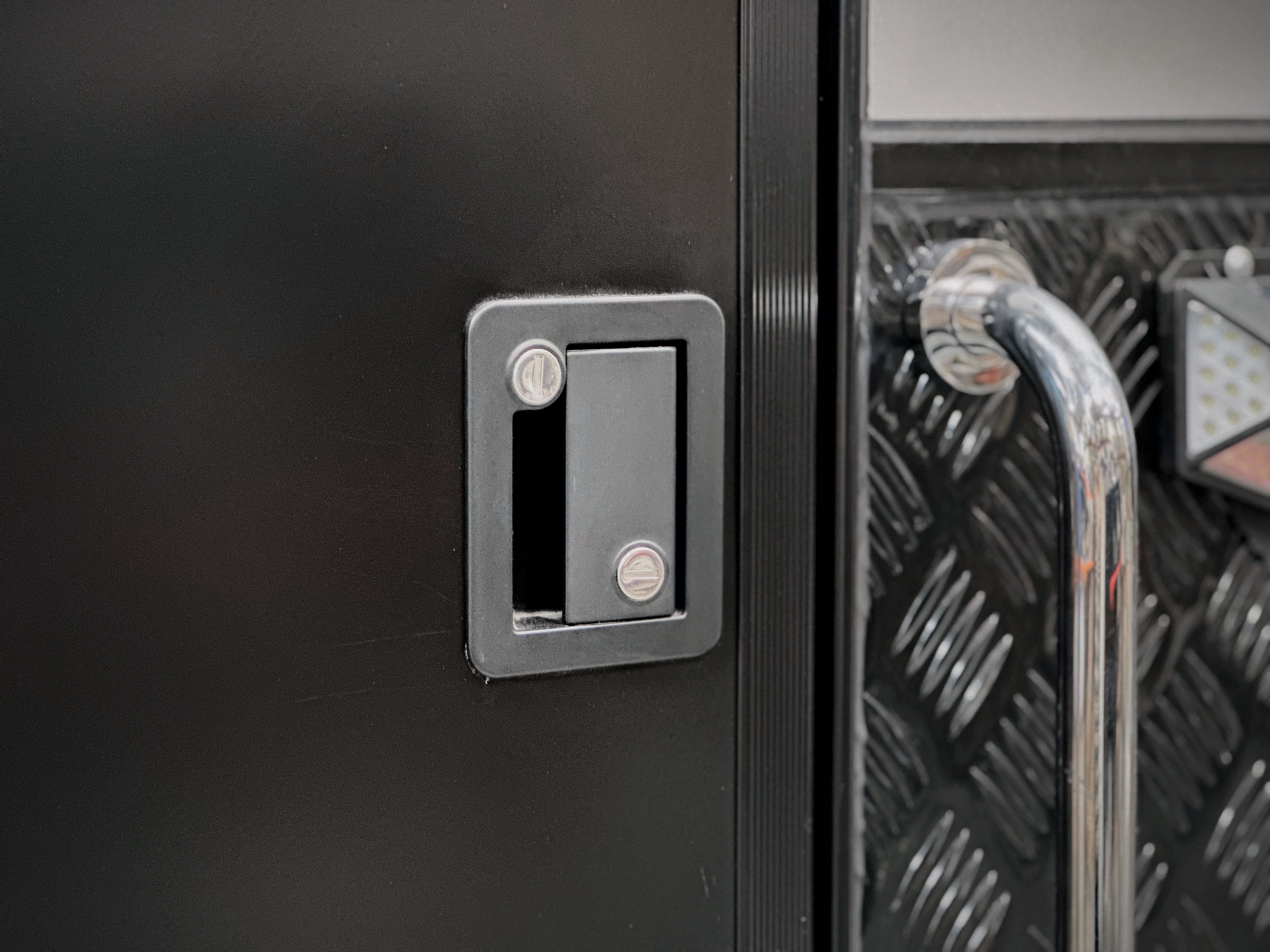 Door lock & key (Entrance)